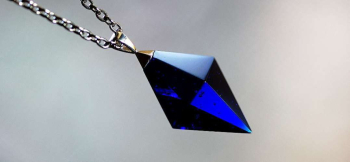 ラフォルム ガラスジュエリー ガラスアクセサリー Dreamblue ～ Royal(改) ～ 表裏共にピラミッド形にした八面体のフォルムと、コバルトブルーの濃いめの高貴な美しい色味でお作りした『Dreamblue ～ Royal ～』。長く大切に…