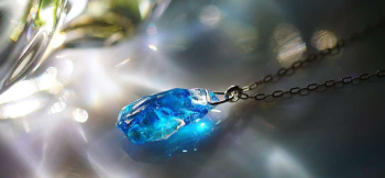 水鏡の結晶 透明感のある美しいアイスロックペンダント。 ラフォルム ガラスジュエリー ガラスアクセサリー