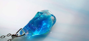 水鏡の結晶 ターコイズブルーの色味の中にランダムで繊細な煌き。 ラフォルム ガラスジュエリー ガラスアクセサリー