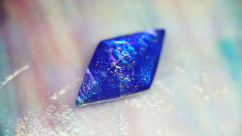 Pure dream ～ Blue galaxy ～ 透明感のある深いコバルトブルーをベースに、美しい煌きを施した五面体ペンダント。 ラフォルム ガラスジュエリー ガラスアクセサリー