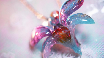 Glass Orchid ～ 魅惑の花 ～ オーキッド(蘭)「デンファレ系」をモチーフにしたペンダントとブローチの2Wayタイプ作品。 ラフォルム ガラスジュエリー ガラスアクセサリー