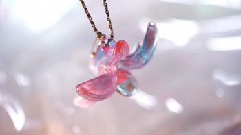 Glass Orchid ～ 魅惑の花 ～ 立体的な造形と大ぶりのサイズで大変存在感のある仕上がりです。 ラフォルム ガラスジュエリー ガラスアクセサリー
