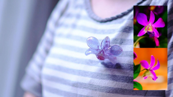 Glass Orchid ～ 魅惑の花 ～ 実際のお花と、ブローチとして身に着けたイメージ。 ラフォルム ガラスジュエリー ガラスアクセサリー