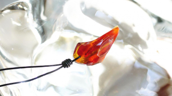 AUTUMN LEAVES FANG 表面にはアイスロックカットを施しています。光を乱反射して美しく輝きます。 ラフォルム ガラスジュエリー ガラスアクセサリー