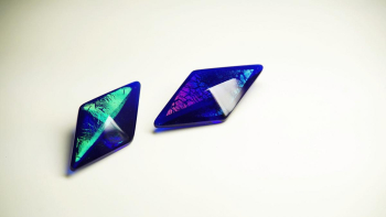 ラフォルム ガラスジュエリー ガラスアクセサリー Roundish Dreamblue 角にやわらかな丸みを持たせた八面体のガラストップを、表裏で異なる光を楽しめる二つの作品として制作しました。深いブルーの中へグリーン、パープル、シルバーのイリデセ…