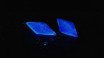 Roundish Dreamblue 神秘的なブルーの蓄光の光。 ラフォルム ガラスジュエリー ガラスアクセサリー