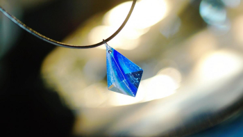 ラフォルム ガラスジュエリー ガラスアクセサリー DreamBlue ～ Water flow ～ 水が流れ落ちる瞬間を、上方を長く、下方を短くした独自の八面体フォルムに映しました。透明なガラスの中央にはブルーから青緑へ続く曲線的なグラデーションを…