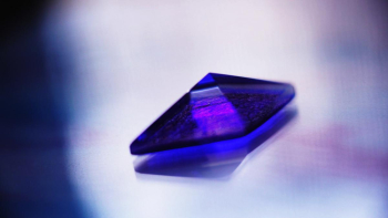 Pentahedral stardust universe コバルトブルーをベースに煌きを閉じ込めています。(写真の特性でパープル味が強く映っております) ラフォルム ガラスジュエリー ガラスアクセサリー
