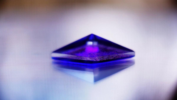 Pentahedral stardust universe 内部のラメの輝きが様々な表情を作り出します。 ラフォルム ガラスジュエリー ガラスアクセサリー