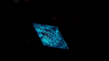 Pentahedral stardust universe 暗闇ではブルーの神秘的な光を楽しめます。 ラフォルム ガラスジュエリー ガラスアクセサリー