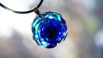 Blue rose ～ Dynamic ～ 世界にひとつ、存在感のある美しい青い薔薇のペンダント。 ラフォルム ガラスジュエリー ガラスアクセサリー