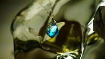 水鏡の結晶Ⅱ ターコイズブルーの色味の中にランダムで繊細な煌き。 ラフォルム ガラスジュエリー ガラスアクセサリー