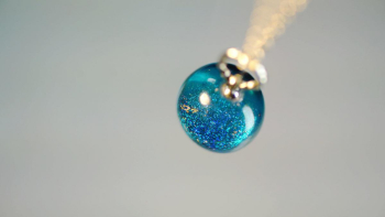 ラフォルム ガラスジュエリー ガラスアクセサリー Refreshing aqua planetⅡ 澄んだアクアブルーの小さな球体を、青い光と煌きが巡る惑星に見立てました。内部には数種類のブルーとダイクロガラス、イリデセント（ラメ）をマーブル状に重ね…