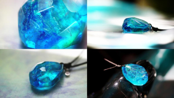 水の誕生 ～ 青き地底湖 ～ 見る角度や光の当たり方で変化する表情。
 ラフォルム ガラスジュエリー ガラスアクセサリー