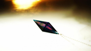 Dreamblue ～ Resonance macrocosmⅡ ～ 八面体の内部には、美しいラメが反射して煌きます。 ラフォルム ガラスジュエリー ガラスアクセサリー
