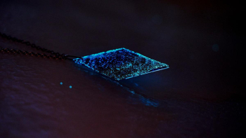 Dreamblue ～ Resonance macrocosmⅡ ～ 暗闇でもお楽しみいただける蓄光加工を施しています。 ラフォルム ガラスジュエリー ガラスアクセサリー