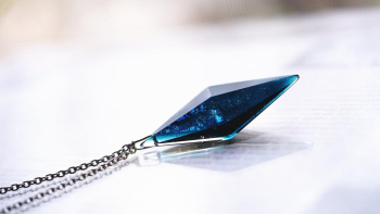 Dreamblue ～ Dual macrocosm / Large ～ 表裏で異なる色彩の煌きを閉じ込めた深いブルーの八面体。 ラフォルム ガラスジュエリー ガラスアクセサリー