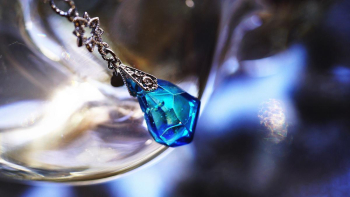 Frozen Dewdrop 澄んだブルーが輝き、水のように透明感あふれる美しさを放ちます。 ラフォルム ガラスジュエリー ガラスアクセサリー