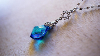 Frozen Dewdrop 表面にはランダムなアイスロックカット。 ラフォルム ガラスジュエリー ガラスアクセサリー