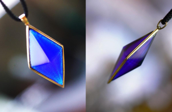 Collaborate Dreamblue ～ infinity trace ～ 周囲にはSilver925+ゴールドメッキ加工した1点ものの金属枠を設置しております。 ラフォルム ガラスジュエリー ガラスアクセサリー