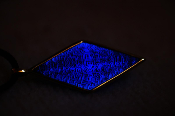 Collaborate Dreamblue ～ infinity trace ～ 内部の繊細な幾何学模様を暗闇で浮かび上がるように彫刻と蓄光加工を駆使して表現しております。 ラフォルム ガラスジュエリー ガラスアクセサリー