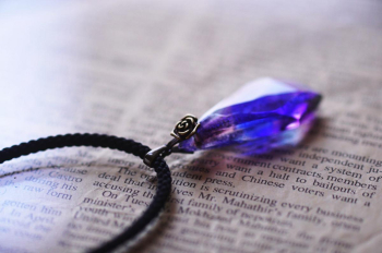 秘洞の薔薇 ～ Bluepurple ～ カットを施したフォルム。内部にはダイクロガラスの煌き。 ラフォルム ガラスジュエリー ガラスアクセサリー