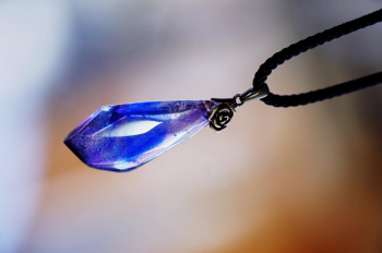 秘洞の薔薇 ～ Bluepurple ～ 全体にアイスロックカットを施しています。 ラフォルム ガラスジュエリー ガラスアクセサリー