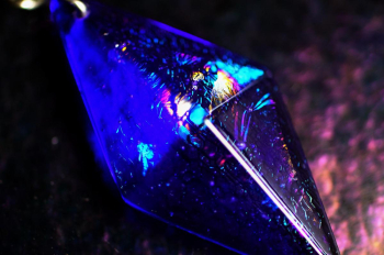Pure dream ～ 極光の結晶 ～ オーロラが結晶になったような透明感のあるコバルトブルーの五面体。 ラフォルム ガラスジュエリー ガラスアクセサリー