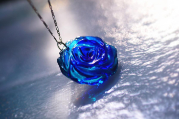 ラフォルム ガラスジュエリー ガラスアクセサリー 魅惑のBLUE ROSE ～ 永遠の約束 ～ 深く澄んだ青のグラデーションに包まれた一輪の薔薇。透明感あふれるガラスに、花びら一枚一枚を彫刻で丁寧に表現し、立体的に咲かせました。光の角度や見る位置に…