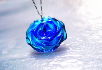 魅惑のBLUE ROSE ～ 永遠の約束 ～ 薔薇をモチーフにした世界にひとつのガラスペンダント。 ラフォルム ガラスジュエリー ガラスアクセサリー