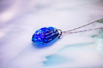 魅惑のBLUE ROSE ～ 永遠の約束 ～ 青の色合いの美しいコントラスト。 ラフォルム ガラスジュエリー ガラスアクセサリー