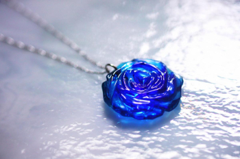 魅惑のBLUE ROSE ～ 永遠の約束 ～ 花びら1枚1枚を彫刻により表現。 ラフォルム ガラスジュエリー ガラスアクセサリー