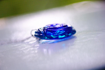 魅惑のBLUE ROSE ～ 永遠の約束 ～ 深く澄んだ青のグラデーションに包まれた一輪。 ラフォルム ガラスジュエリー ガラスアクセサリー