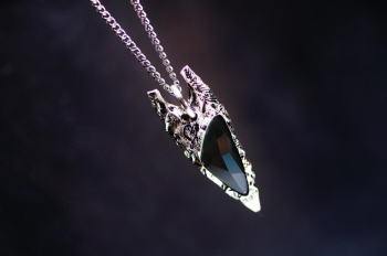 ラフォルム ガラスジュエリー ガラスアクセサリー Eternal Fusion Arrowhead – Obsidian Glass & Metal Pendant ガラスと金属の美しい融合を体現したアーティスティックで力強いオリジナルペンダント「…