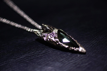 Eternal Fusion Arrowhead – Obsidian Glass & Metal Pendant ガラスと金属の美しい融合を体現。 ラフォルム ガラスジュエリー ガラスアクセサリー