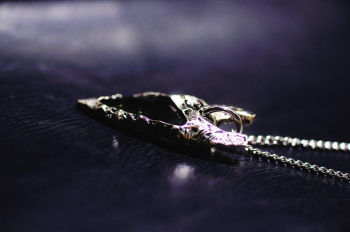 Eternal Fusion Arrowhead – Obsidian Glass & Metal Pendant 矢じりの形状(arrowhead)をモチーフにしたフォルム。 ラフォルム ガラスジュエリー ガラスアクセサリー