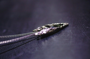 Eternal Fusion Arrowhead – Obsidian Glass & Metal Pendant 精緻な矢じり風の金属枠のコラボレーションベース部分を組み合わせた異素材のコラボレー… ラフォルム ガラスジュエリー ガラスアクセサリー