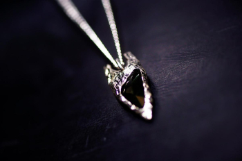 Eternal Fusion Arrowhead – Obsidian Glass & Metal Pendant ランダムなカットを施した黒曜石(オブシディアン)風のチャコールグレーカラーのガラス。 ラフォルム ガラスジュエリー ガラスアクセサリー