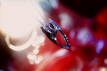 ラフォルム ガラスジュエリー ガラスアクセサリー Eternal Fusion Arrowhead – "CUSTOM" Obsidian Glass & Metal Pendant ガラスと金属の美しい融合を体現したアーティスティックで力強いオリ…