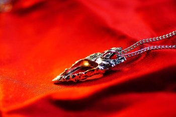 Eternal Fusion Arrowhead – "CUSTOM" Obsidian Glass & Metal Pendant ガラスと金属の絶妙な融合による美しい矢じり風の金属枠デザインに、… ラフォルム ガラスジュエリー ガラスアクセサリー