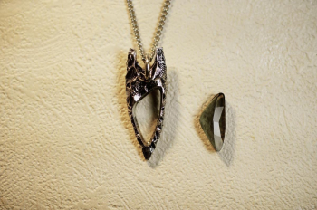 Eternal Fusion Arrowhead – "CUSTOM" Obsidian Glass & Metal Pendant ガラス部分をお好きな色味や仕様で制作いたします。ご希望をお聞かせ… ラフォルム ガラスジュエリー ガラスアクセサリー