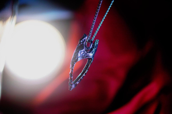 Eternal Fusion Arrowhead – "CUSTOM" Obsidian Glass & Metal Pendant 矢じり風のクールなペンダントとして、枠のみで着用されてもクールな… ラフォルム ガラスジュエリー ガラスアクセサリー
