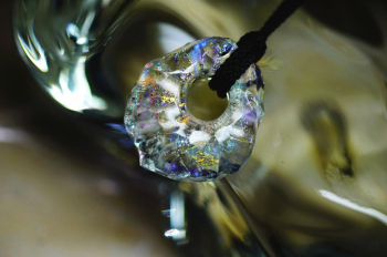 ラフォルム ガラスジュエリー ガラスアクセサリー SPARKLING FROZEN CIRCLE ～ 煌きの結晶・宇宙のひとしずく～ 「煌きの結晶 ～宇宙のひとしずく～」は、ラフォルムならではの職人技が生み出した、世界にひとつだけの美しいガラスペン…
