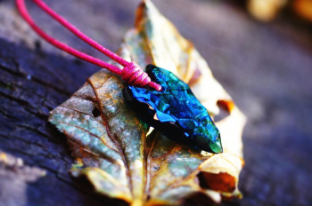 ラフォルム ガラスジュエリー ガラスアクセサリー Ancient mystic arrowhead ～ 神秘の守護石 ～ 「Ancient mystic arrowhead ～ 神秘の守護石 ～」は、ラフォルムが手作りで仕上げた、黒曜石の矢じりをモ…