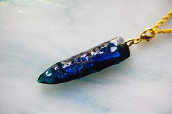 星空を宿すArrowhead 矢じりの先端に施された美しいカットが、光を捉え、色彩の変化を楽しませてくれます。暗闇の中で放たれる光の輝きは、まるで星空のように幻想的で、見るたびに新しい発見があるよう… ラフォルム ガラスジュエリー ガラスアクセサリー