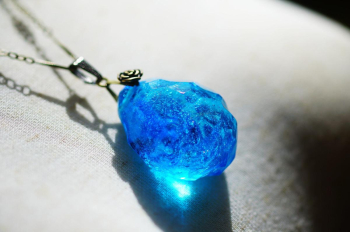 水の誕生 ～ 時雫の結晶 ～ 透明感のある深いブルーが特徴的なアイスロックペンダント。ランダムに施されたカットが光を反射し、まるで水の中に漂う宝石のようです。太陽の光を浴びて、煌めくその美しさはまさ… ラフォルム ガラスジュエリー ガラスアクセサリー