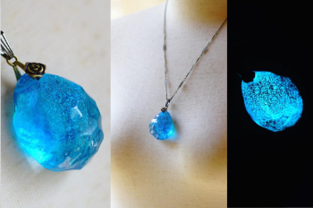 水の誕生 ～ 時雫の結晶 ～ 背景の光に包まれて、ペンダントの青さが一層際立っています。水のような透明感と、カットが生み出す反射の輝きが、どこか神秘的で幻想的な美しさを感じさせます。黒い背景に青いペ… ラフォルム ガラスジュエリー ガラスアクセサリー