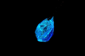 水の誕生 ～ 水宇宙の欠片 ～ 光の加減によって、ガラスの内側に広がる微細な模様が美しく浮かび上がり、より一層幻想的な雰囲気を醸し出します。夜の闇の中で光を放つその様子が、水の誕生を感じさせます。 ラフォルム ガラスジュエリー ガラスアクセサリー