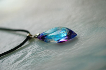 Dream magicstone 透明感のあるブルーとパープルが織りなす美しいグラデーションを捉えています。ペンダントの形状と煌めく表面が光を反射し、神秘的な雰囲気を醸し出しています。ダイクロガラス… ラフォルム ガラスジュエリー ガラスアクセサリー