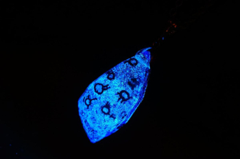 Forever precious Sleep 暗い場所でも内包された光が青く幻想的に煌き、宇宙を閉じ込めたかのような神秘的な雰囲気を楽しめます。

 ラフォルム ガラスジュエリー ガラスアクセサリー